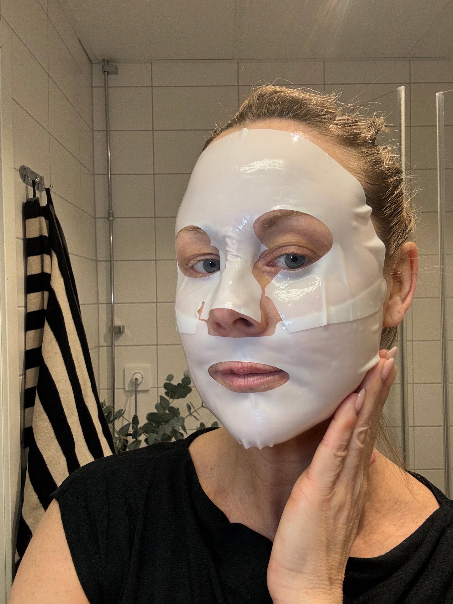Ansiktsmask med kollagen som återfuktar, stramar upp och ger huden ny lyster